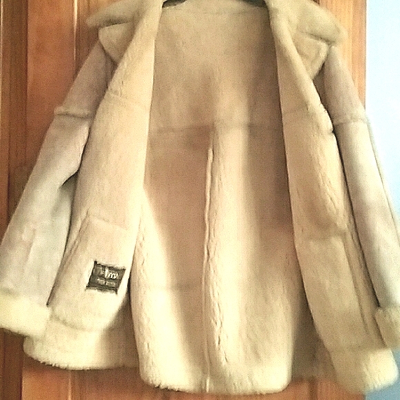 ..PLUSH  SHEEPSKIN..     COAT  ...  VINTAGE. ..MAKE A OFFER.. - Picture 3 of 4